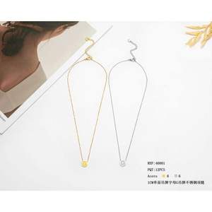 Collana con Ciondolo Lettera G in Acciaio Inossidabile Placcato Oro, Gioiello Unisex Classico - Product Image 2