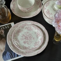 Service de vaisselle en céramique rose à motifs floraux européens avec assiettes de dîner vintage en relief pour mariage