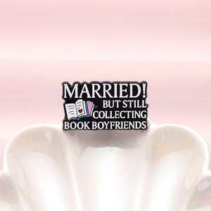 Niedliche Emaille Pin für Romance Book Fans verheiratet, aber von Book Boyfriends Badge Jewelry Wholesale genommen - Product Image 2