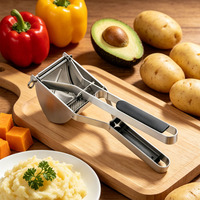 Robuuste roestvrijstalen aardappelstamper met zwarte handgreep, grote persplaat, fruit- en groentepureer, handmatig, makkelijk schoon te maken, keuken