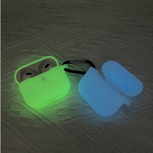 Étui pour écouteurs compatible avec <span class=keywords><strong>AirPods</strong></span> 4 / 3e génération, design monobloc en silicone, finition mate épaisse, couleur unie avec mousqueton - Product Image 2
