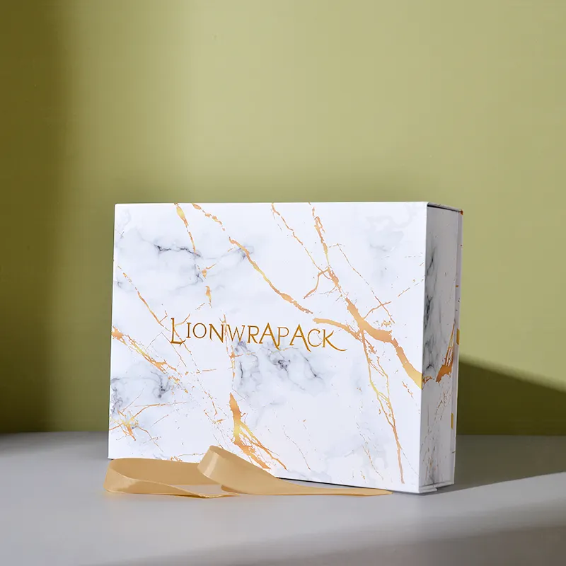 Caja de papel plegable con logotipo personalizado de Lionwrapack: Caja de regalo de embalaje reciclable y ecológica para ropa y calzado