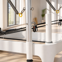 Machine de Pilates professionnelle haut de gamme avec plateforme à ressorts et système de poulies à cordes réglables pour usage en studio ou en salle de sport