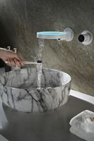Robinet de salle de bain à montage mural nouveau design avec lumières LED capteur de cascade robinet mitigeur de lavabo numérique intelligent avec affichage de la température