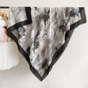 Khăn quàng cổ vuông lớn thời trang nữ 130x130 chất liệu polyester linen mềm mại họa tiết ngựa mùa thu - Product Image 2