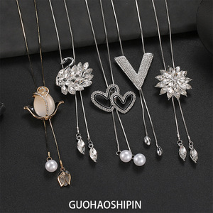 Collier long simple pour femme en alliage, motif végétal sportif, pierre de résine inaltérable, chaîne de pull automne/hiver, pendentif haut de gamme - Product Image 2