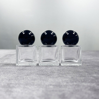 Flacon de parfum carré de haute qualité, flacon de parfum personnalisable, flacon de parfum de luxe unique avec pompe pulvérisatrice et bouchon à bille