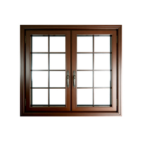 Fenêtres à battants en bois de style nordique moderne pour l'hiver, avec triple vitrage isolant et cadre en aluminium pour une isolation thermique