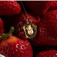 Collier Médaillon Ouvert Fantaisie SongYi pour Femme, Figurine Miniature Souris de la Récolte, Compartiment Secret, Acajou, Fraise