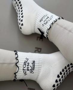 Lettere ricamate Custom Yoga Grip calzini antiscivolo Pilates Reformer calzini economici popolari griffati <span class=keywords><strong>con</strong></span> fiocchi <span class=keywords><strong>con</strong></span> volant - Product Image 1