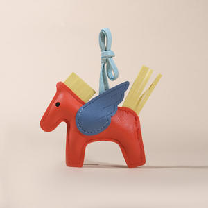 Colgante de Poni de Estilo Moderno y Creativo, Accesorio de Cuero para Interior de Auto, Colgante Acolchado Hecho a Mano en Varios Colores, Pequeño Regalo - Product Image 6