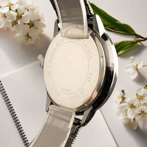 Montre à quartz pour homme avec boîtier en alliage d'acier inoxydable de 40 mm, bracelet en silicone de 20 mm, cadran en verre au design de dessin animé, style professionnel - Product Image 6