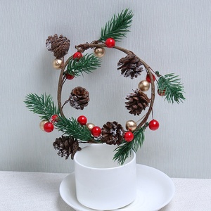Guirlande <span class=keywords><strong>de</strong></span> Noël artificielle en gros <span class=keywords><strong>pour</strong></span> <span class=keywords><strong>porte</strong></span> avec pommes <span class=keywords><strong>de</strong></span> pin, baies rouges et aiguilles <span class=keywords><strong>de</strong></span> pin, décorations <span class=keywords><strong>de</strong></span> Noël d'intérieur - Product Image 3