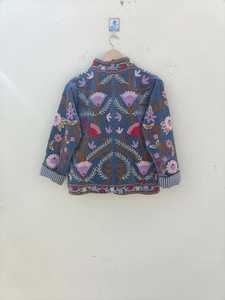 เสื้อโค้ทแจ็คเก็ตฤดูหนาวแบบยูนิเซ็กซ์ ปักลายดอกไม้กำมะหยี่แบบซูซานี ติดกระดุม ผลิตจากผ้าฝ้ายที่เป็นมิตรกับสิ่งแวดล้อม ระบายอากาศได้ดี  สีสันปรับแต่งได้ตามต้องการ รับผลิตแบบ OEM - Product Image 5