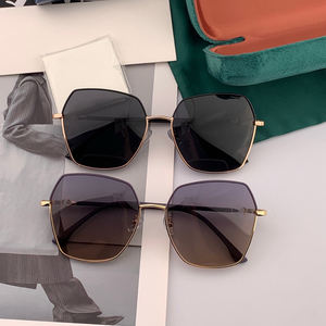 Vente en gros de lunettes de soleil carrées à monture large pour femmes, lunettes de soleil de créateurs, marques célèbres, lunettes de soleil polarisées de luxe - Product Image 4