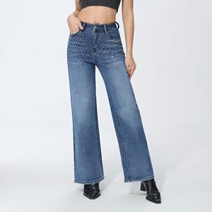 Jeans a vita alta che valorizzano la figura ed hanno un elegante taglio dritto decorato con un design a forma di stella in strass. - Product Image 1