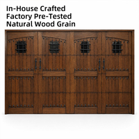 Porte de garage sectionnelle traditionnelle en bois massif avec décorations Clavos, fenêtre cintrée et grille en aluminium pour maison de style classique