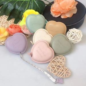 Cinta Métrica Personalizada de Cuero PU Reciclable, Color Rosa, con Forma de Corazón y Logotipo Impreso - Product Image 3