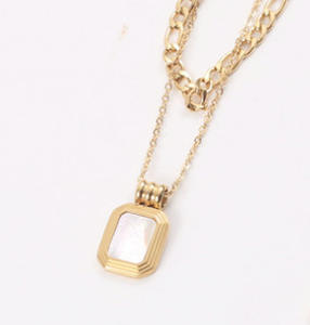 महिलाओं के लिए सुंदर गोल्ड स्टेनलेस स्टील टार्निश फ्री डबल लेयर स्क्वायर मैलाकाइट टैग पेंडेंट कॉलर फिगारो लिंक चेन नेकलेस - Product Image 6