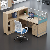 Ensemble de mobilier de bureau au design moderne : bureau, table d'ordinateur et chaise pour immeubles de bureaux et écoles