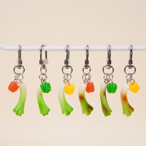 Llavero de cebolla roja y pimiento simulados, divertido colgante de pareja con segmentos de cebolla roja, regalo para supermercados. - Product Image 4
