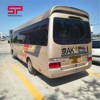 Bus de transport d'occasion – Coaster de quatrième génération de luxe modifié avec toilettes, bar, canapé et moteur 6 cylindres