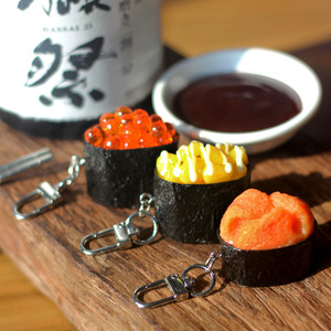 Japonés creativo Metal pequeño pez huevas Sushi llavero simulado comida bolsa colgante decoración regalo llavero - Product Image 1