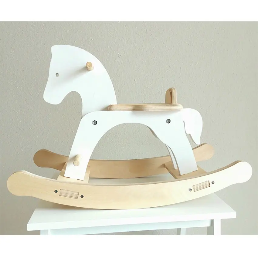 Giro a cavallo a dondolo per bambini in legno naturale giocattolo sulla decorazione della stanza del bambino della sedia a dondolo della camera dei bambini