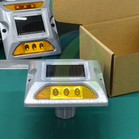 Marqueur routier solaire prêt à être expédié LS-06A en aluminium avec pointe, étanche IP68, capacité de charge de 20 tonnes