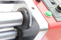Machine électrique multifonctionnelle de 950mm pour rainer et perforer le papier avec moteur et composants de noyau d'engrenage de haute qualité
