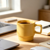 Mug en céramique empilable personnalisé en gros, poignée carrée, base côtelée verticale, couleur unie mate, en porcelaine, pour café, eau, cadeau, usage domestique