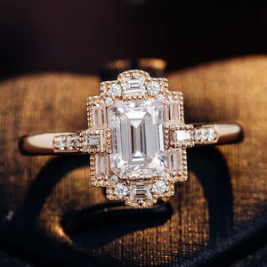 Anelli di Fidanzamento Unici Certificati GRA con Moissanite Coltivata in Laboratorio, Montatura a Griffe in Oro Massiccio 18k, Personalizzati e Direttamente dalla Fabbrica - Product Image 2