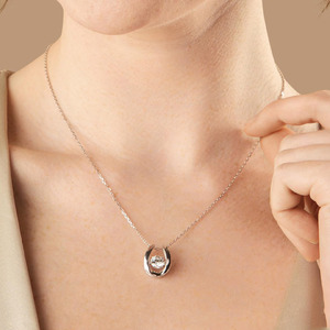 Collar con colgante de herradura de la suerte de plata de ley 925, joyería con dije de diamante solitario cultivado en laboratorio con corte brillante redondo para mujer - Product Image 4