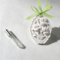 Diffuseur d'huiles essentielles en céramique parfumée, pendentif désodorisant de luxe pour voiture et armoire, en forme de fleur en porcelaine
