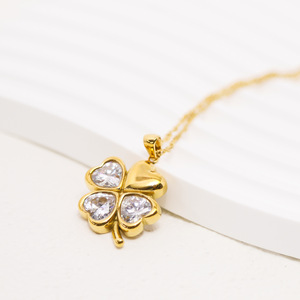 Collana con Ciondolo a Cuore Portafortuna e Diamanti, con Foglie in Acciaio Inossidabile, Gioiello Raffinato per Regali Quotidiani - Product Image 2
