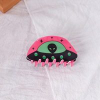 Yeni tasarım benzersiz komik karikatür Anime serisi plastik 9cm Alien uzay gemisi Ufo şekli desenli saç pençe klip kızlar için şapkalar