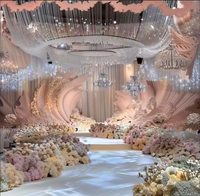 Décoration de plafond de mariage romantique sur mesure avec un design complet pour une décoration de mariage de rêve.