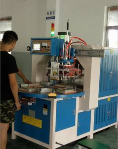 Machine de scellage et de découpe automatique à haute fréquence pour emballages à clapet, avec logo crocodile, emblème d'équipe de football, badge - Product Image 3