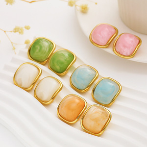 Pendientes de gota de agua de aro cuadrado de resina plástica teñida de colores estéticos INS clásicos chapados en oro de 18 quilates para amantes del estilo europeo americano - Product Image 2