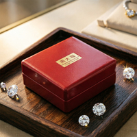 Boîte à bijoux en bois rouge brillant avec doublure en velours beige, insert en mousse pré-découpé, logo personnalisé pour la vente de bijoux de luxe et les cadeaux de mariage