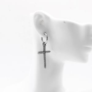 Pendientes de aro Huggie para hombre de acero inoxidable 316L, chapados en oro, hipoalergénicos, con dije de cruz texturizado y envejecido, estilo vintage, para regalo. - Product Image 3