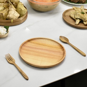 Ensemble de couverts en teck massif 100% de Carola, alliant la beauté du bois naturel et l'artisanat oriental pour un design intemporel et écologique - Product Image 5