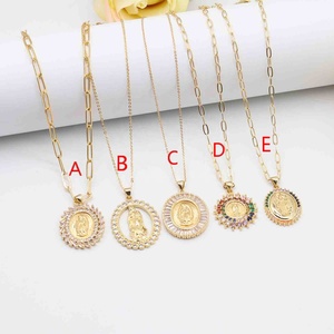 Collar con diseño de llave para mujer, colgante chapado en oro de 18k con dije de Be Brave - Product Image 4