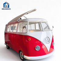 Remorque à chevaux vintage transformée en food truck de luxe avec cuisine complète pour événements et festivals