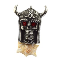 Approvisionnement direct usine : Bague vintage en acier inoxydable doré, gravée, style Viking antique, avec crâne de pirate cornu et yeux de rubis