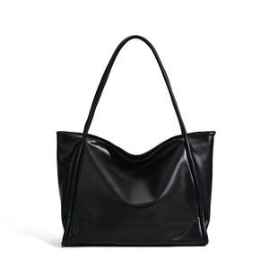 Sac à bandoulière simple en PVC souple grande capacité, style tendance pour femme, nouvelle collection automne-hiver, décontracté, imperméable, avec fermeture éclair - Product Image 1