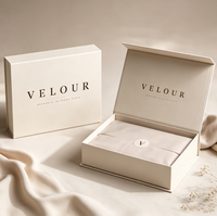Boîte cadeau pliante magnétique beige crème en gros, boîte en carton rigide de luxe avec logo personnalisé pour l'emballage de vêtements et de cosmétiques de luxe