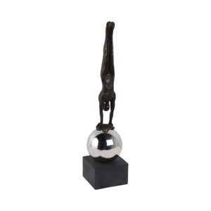 Scultura Figura in Posizione Verticale su Sfera, Pezzo d'Arte per Arredamento Casa, Soggiorno, Scaffale, Ufficio - Product Image 2