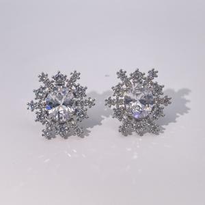 ต่างหูแบบติดหูทรงรีประดับเพชรซิร์คอนรูปเกล็ดหิมะ ชุบทองเหลือง ดีไซน์หรูหรา คลาสสิก จากทินายู เจมส์ สำหรับผู้หญิง - Product Image 1