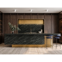 SH STONE Plan de travail d'îlot de cuisine en marbre vert Verde Alpi sur mesure, table de bar arrondie avec base en laiton, projet de villa moderne
